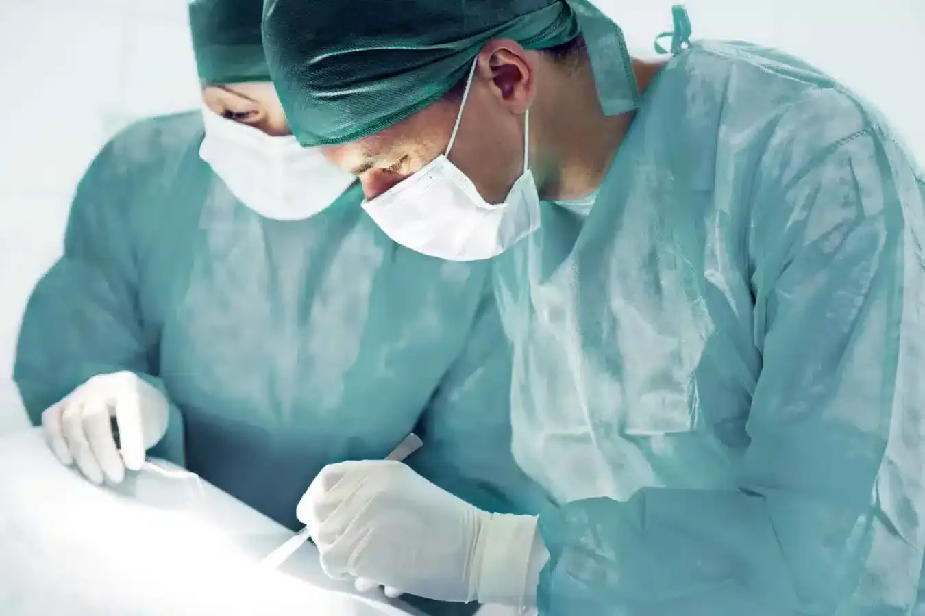 Equipo médico durante una intervención