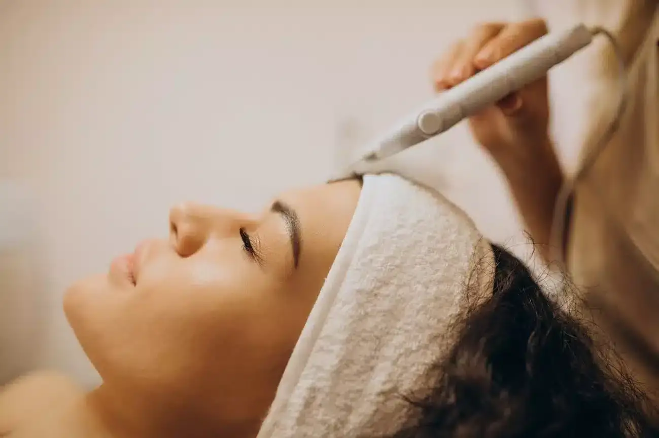 Tratamiento facial con aparatología