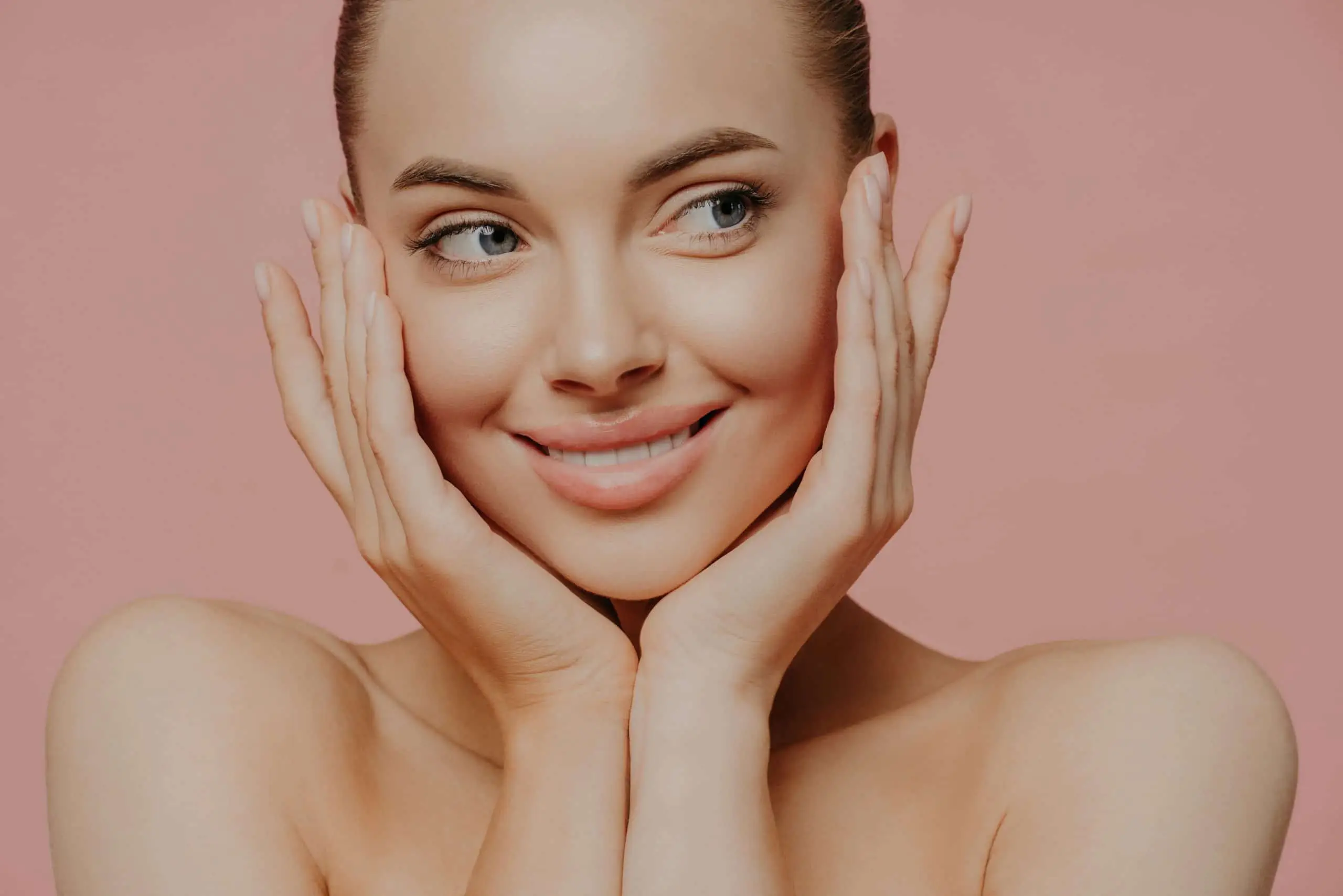 Mujer con la piel del rostro hidratada