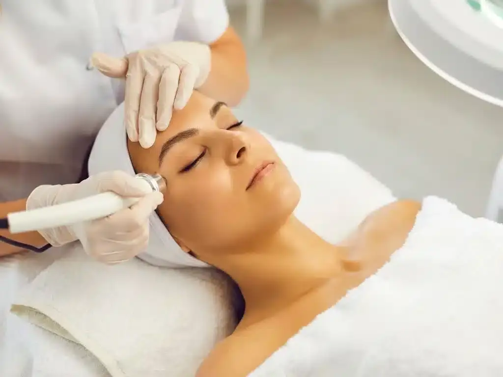 Tratamiento facial de limpieza con aparatología