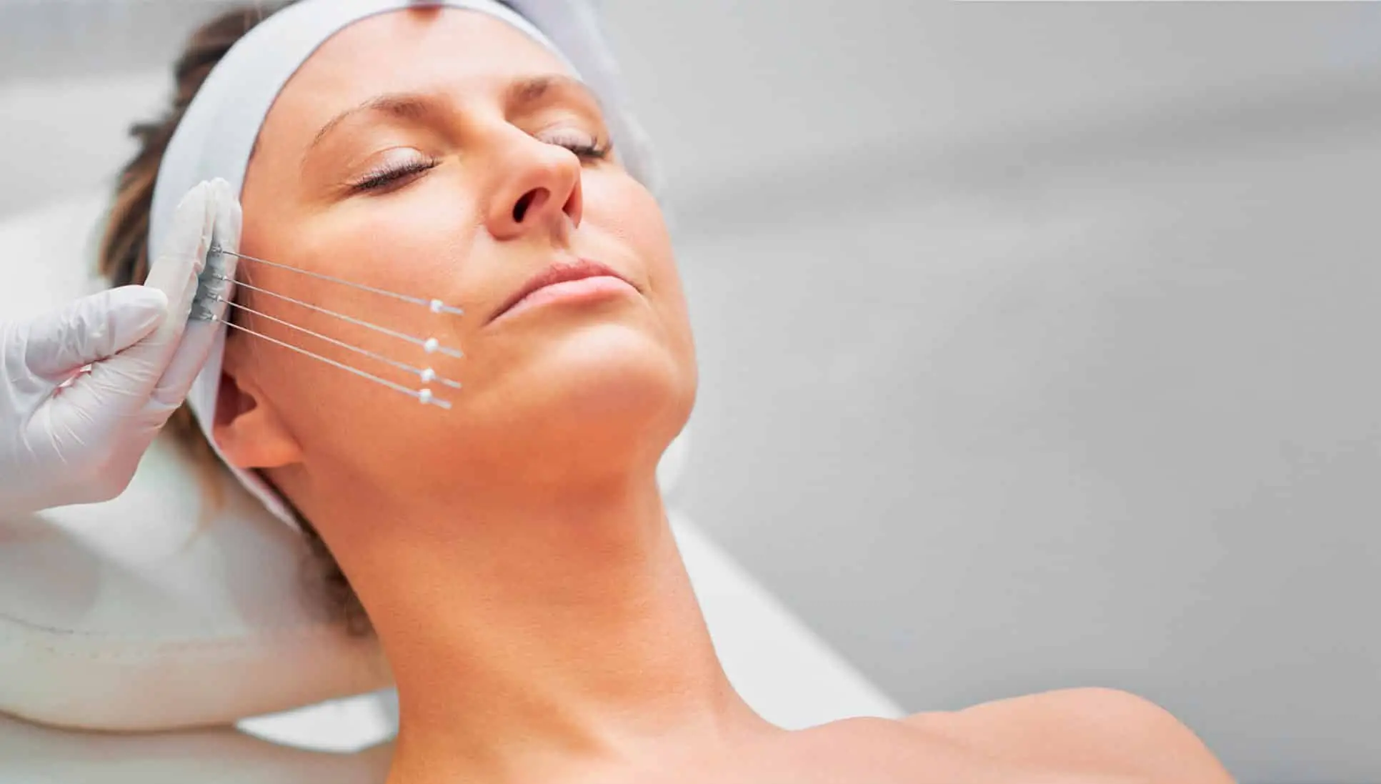 Paciente relajada durante un tratamiento facial