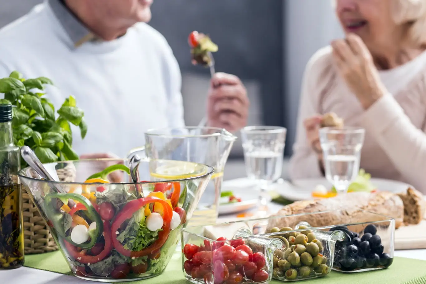 Mesa con comida saludable y equilibrada