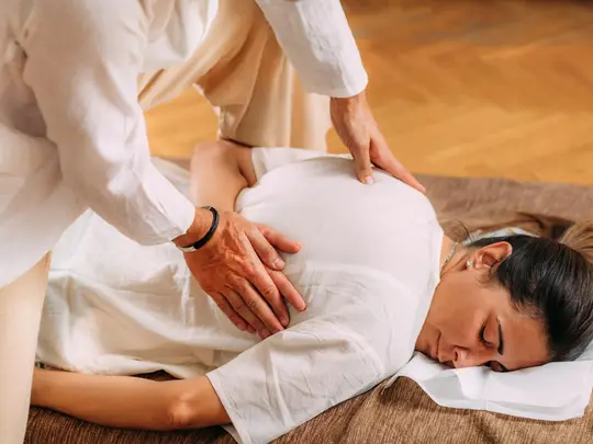 Masaje shiatsu en cuello y espalda