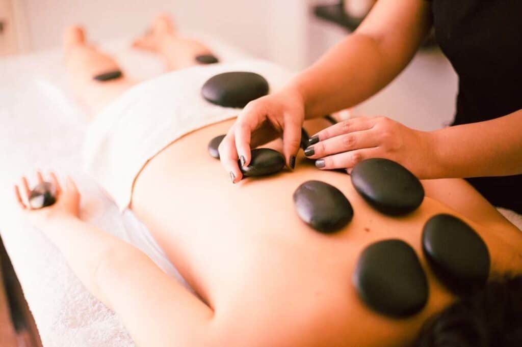 Masaje piedras calientes - Clinica estetica Manacor
